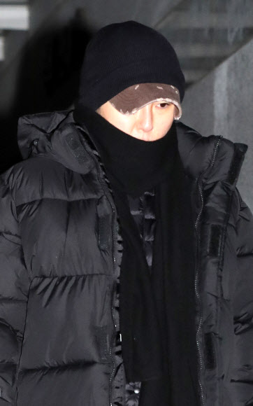 삼성그룹을 압박해 한국동계스포츠영재센터에 후원금을 내게 한 혐의 등으로 기소된 최순실씨 조카 장시호씨가 석방돼 15일 새벽 서울 송파구 동부구치소를 나서고 있다. 2018.11.15  연합뉴스