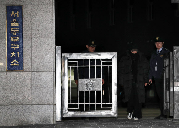 삼성그룹을 압박해 한국동계스포츠영재센터에 후원금을 내게 한 혐의 등으로 기소된 최순실씨 조카 장시호씨가 석방돼 15일 새벽 서울 송파구 동부구치소를 나서고 있다. 2018.11.15  연합뉴스