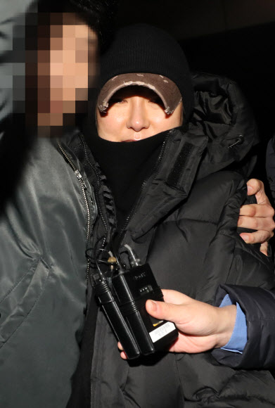 삼성그룹을 압박해 한국동계스포츠영재센터에 후원금을 내게 한 혐의 등으로 기소된 최순실씨 조카 장시호씨가 석방돼 15일 새벽 서울 송파구 동부구치소를 나서고 있다. 2018.11.15  연합뉴스