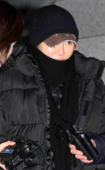 삼성그룹을 압박해 한국동계스포츠영재센터에 후원금을 내게 한 혐의 등으로 기소된 최순실씨 조카 장시호씨가 석방돼 15일 새벽 서울 송파구 동부구치소를 나서고 있다. 2018.11.15  연합뉴스