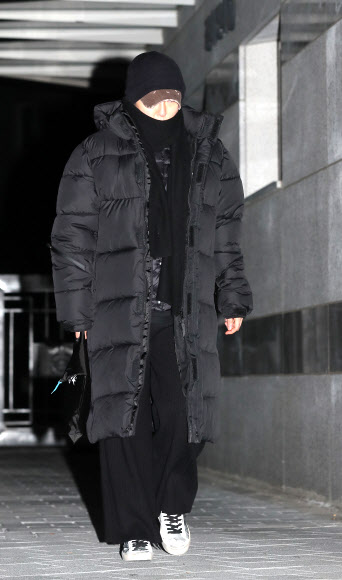 삼성그룹을 압박해 한국동계스포츠영재센터에 후원금을 내게 한 혐의 등으로 기소된 최순실씨 조카 장시호씨가 석방돼 15일 새벽 서울 송파구 동부구치소를 나서고 있다. 2018.11.15  연합뉴스