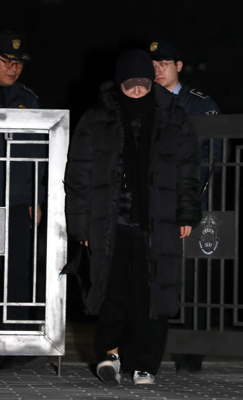 삼성그룹을 압박해 한국동계스포츠영재센터에 후원금을 내게 한 혐의 등으로 기소된 최순실씨 조카 장시호씨가 석방돼 15일 새벽 서울 송파구 동부구치소를 나서고 있다. 2018.11.15  연합뉴스