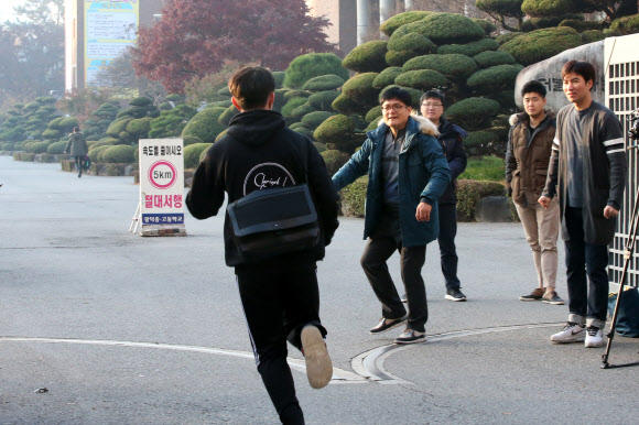 15일 오전 2019학년도 대학수학능력시험 26지구 제5시험장인 광주 서구 광덕고등학교에서 수험생이 시험장으로 뛰어 들어가고 있다. 2018.11.15  연합뉴스