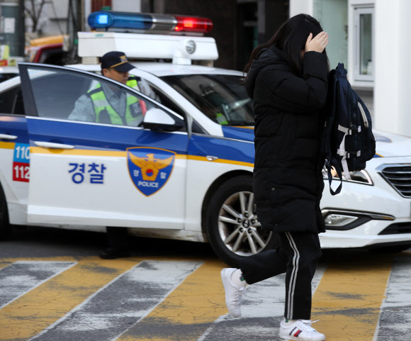 2019학년도 대학수학능력시험일인 15일 오전 울산시 남구 울산여고 앞에서 경찰차를 타고 온 수험생이 입구로 뛰어가고 있다. 2018.11.15  연합뉴스
