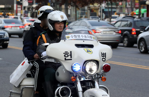 2019학년도 대학수학능력시험일인 15일 오전 서울 서초구 방배역 인근에서 한 수험생이 육군 수도방위사령부 헌병단의 모터사이클을 타고서 시험장으로 향하고 있다. 2018.11.15  연합뉴스