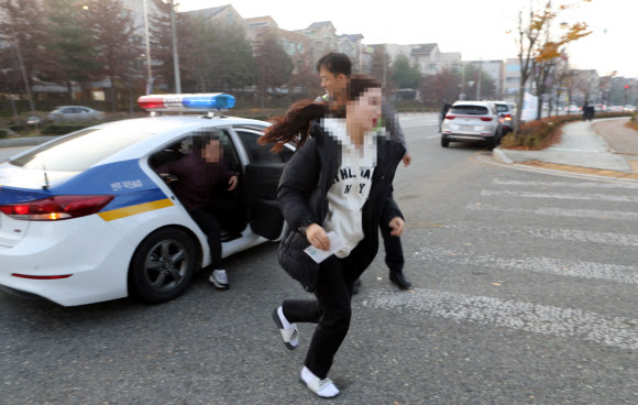 2019학년도 대학수학능력시험일인 15일 오전 전북 전주시 완산구 전주대학교 사범대학 부설고등학교에서 순찰차에서 내린 한 수험생이 급히 고사장으로 이동하고 있다. 2018.11.15  연합뉴스