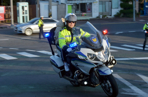 2019학년도 대학수학능력시험일인 15일 오전 수능 시험장인 제주여고에 한 수험생이 자치경찰 사이카를 타고 도착하고 있다. 2018.11.15  연합뉴스