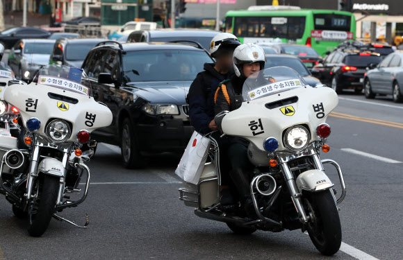 2019학년도 대학수학능력시험일인 15일 오전 서울 서초구 방배역 인근에서 한 수험생이 육군 수도방위사령부 헌병단의 모터사이클을 타고서 시험장으로 향하고 있다. 2018.11.15  연합뉴스