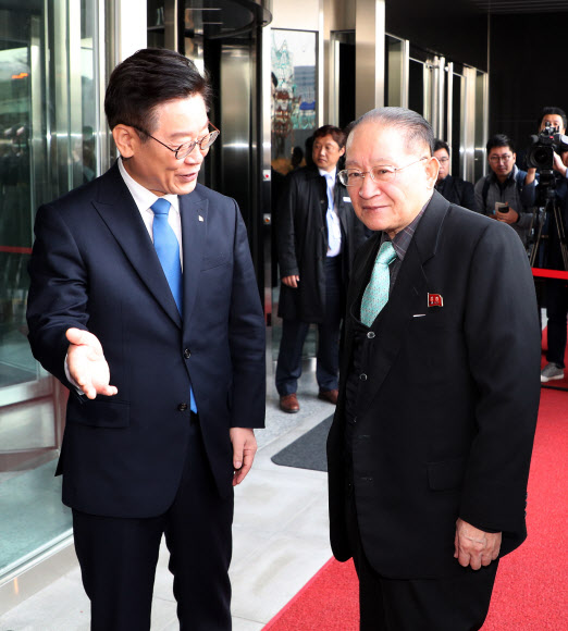리종혁 조선아시아태평양평화위원회 부위원장 등 북한 대표단이 15일 오전 경기도 성남시 판교제2테크노밸리를 방문해 이재명 경기도지사와 인사를 나누고 있다. 2018.11.15  연합뉴스