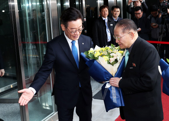 리종혁 조선아시아태평양평화위원회 부위원장이 15일 오전 경기도 성남시 판교제2테크노밸리를 방문해 이재명 경기도지사와 인사를 하고 있다. 2018.11.15  연합뉴스