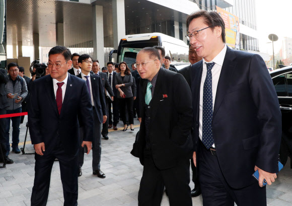 리종혁 조선아시아태평양평화위원회 부위원장 등 북한 대표단이 15일 오전 경기도 성남시 판교제2테크노밸리를 방문해 차에서 내려 이동하고 있다. 2018.11.15  연합뉴스