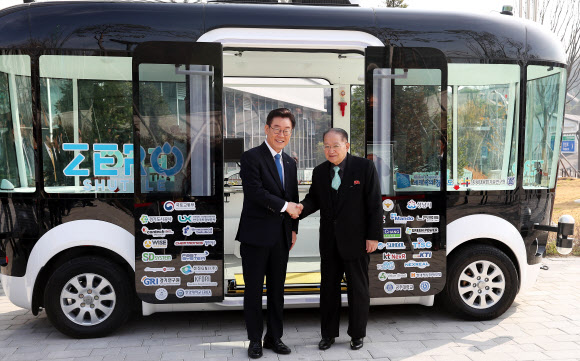 리종혁 조선아시아태평양평화위원회 부위원장(오른쪽)이 15일 오전 경기도 성남시 판교제2테크노밸리를 방문해 이재명 경기도지사와 자율주행차 제로셔틀 앞에서 기념촬영을 하고 있다. 2018.11.15  연합뉴스