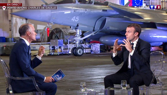 에마뉘엘 마크롱(오른쪽) 프랑스 대통령이 14일(현지시간) 프랑스 남부 툴룽 인근에 정박해 있는 핵추진 항공모함 ‘샤를 드골’호 선상에서 TF1 방송과 인터뷰를 하고 있다.   TF1 방송 화면 캡처  