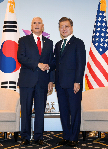 문재인 대통령이 15일 오전(현지시간) 싱가포르 선텍(SUNTEC) 컨벤션센터에서 마이크 펜스 미국 부통령과 접견에 앞서 기념촬영을 하고 있다. 2018. 11. 15  도준석 기자 pado@seoul.co.kr