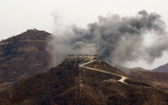 남북 군사당국이 ‘9.19 군사분야 합의서’에 따라 GP(감시초소) 시범철수를 진행하고 있는 가운데 15일 강원도 철원지역 중부전선 GP가 철거되고 있다. 폭파되는 GP 왼쪽 뒤편으로 북측 GP와 북한군이 보이고 있다. 2018. 11. 15  철원=사진공동취재단