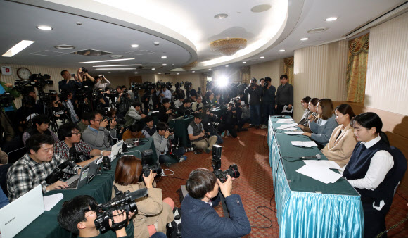 컬링 전 여자 국가대표팀의 김경애, 김영미, 김선영, 김은정, 김초희가 15일 서울 송파구 올림픽파크텔에서 최근 불거진 논란과 관련한 기자회견을 하고 있다.  2018 평창동계올림픽에서 깜짝 은메달을 목에 건 경북체육회 여자컬링팀, 일명 ‘팀킴’은 최근 호소문을 통해 김경두 전 대한컬링경기연맹 부회장 등 지도자들에게 부당한 처우를 받아왔다고 폭로했다. 2018.11.15  연합뉴스