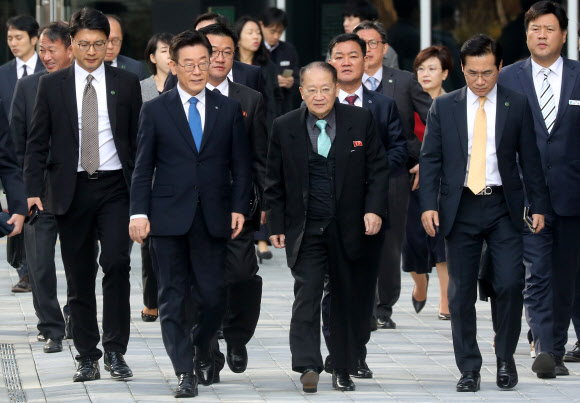 리종혁 조선아시아태평양평화위원회 부위원장과 북한 대표단이 15일 오전 경기도 성남시 판교제2테크노밸리를 방문해 이재명 경기도지사와 함께 자율주행차 제로셔틀 탑승을 위해 이동하고 있다. 2018.11.15  연합뉴스