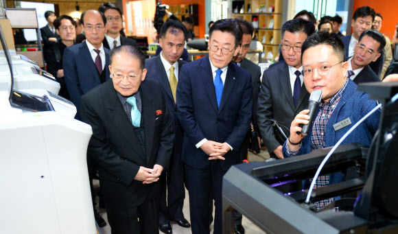 리종혁 조선아시아태평양평화위원회 부위원장이 15일 오전 경기도 성남시 스타트업캠퍼스를 방문해 이재명 경기도지사와 함께 시설을 둘러보고 있다. 2018.11.15  연합뉴스