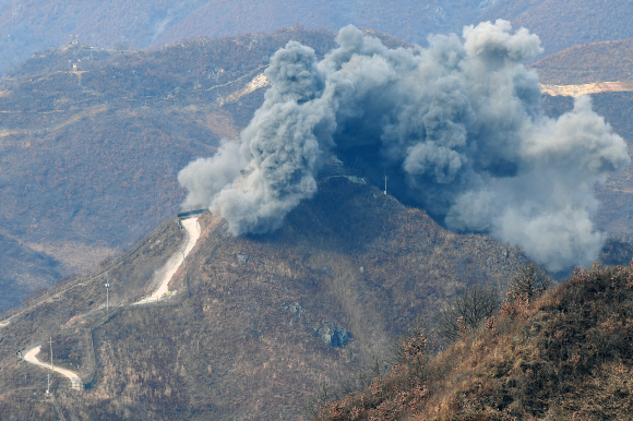 9·19 군사합의서에 따라 남북이 DMZ 내 GP(감시초소) 철거를 시작한 가운데 15일 군 당국이 폭파공법을 적용해 철원지역 중부전선에 위치한 GP를 철거하고 있다. 2018. 11. 15  사진공동취재단