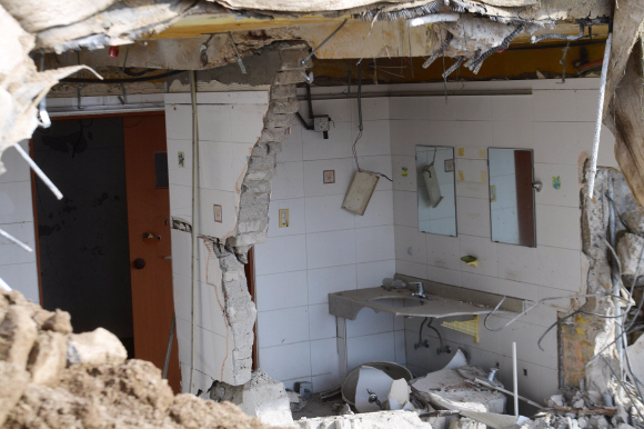 9?19 군사합의서에 따라 남북이 DMZ 내 GP(감시초소) 철거를 시작한 가운데 15일 군 당국이 철원지역 중부전선에 위치한 GP를 철거하고 있다. 2018. 11. 15  사진공동취재단