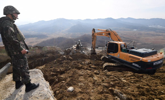 9?19 군사합의서에 따라 남북이 DMZ 내 GP(감시초소) 철거를 시작한 가운데 15일 군 당국이 철원지역 중부전선에 위치한 GP를 철거하고 있다. 2018. 11. 15  사진공동취재단