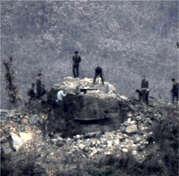 지난 11일 북한의 중부전선 GP 철거 모습을 국방부가 15일 공개했다. 2018.11.15  국방부 제공