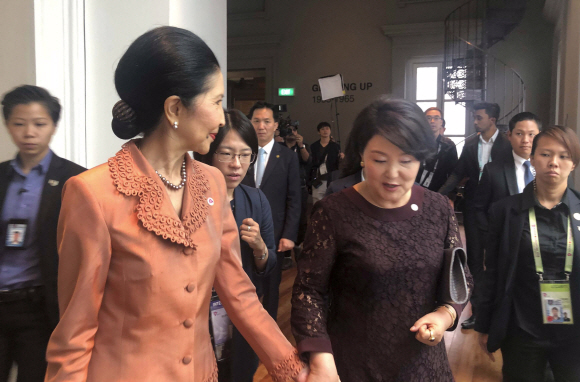 문재인 대통령 부인 김정숙 여사가 15일(현지시간) 싱가포르 국립박물관에서 열린 배우자 프로그램에 참석해 쁘라윳 짠-오차 태국 총리 부인 나라폰 찬오차 여사와 대화하고 있다. 2018.11.15.  청와대제공