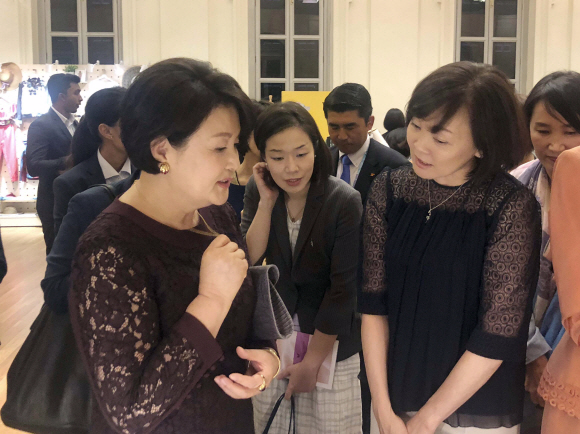 문재인 대통령 부인 김정숙 여사가 15일(현지시간) 싱가포르 국립박물관에서 열린 배우자 프로그램에 참석해 아베 신조 일본 총리 부인 아키에 여사와 대화하고 있다. 2018.11.15. 청와대제공