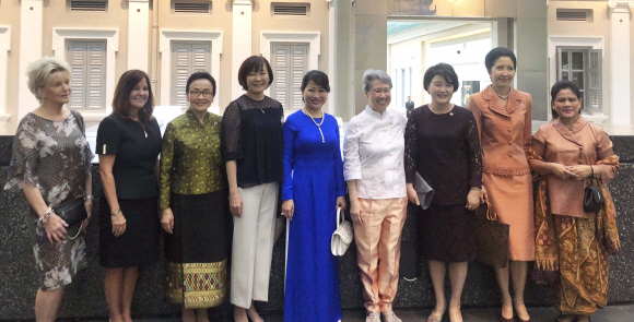 문재인 대통령 부인 김정숙 여사가 15일(현지시간) 싱가포르 국립박물관에서 열린 배우자 프로그램에 참석해 아세안 국가 등 각국 정상 영부인들과 기념촬영하고 있다. 2018.11.15.  청와대제공