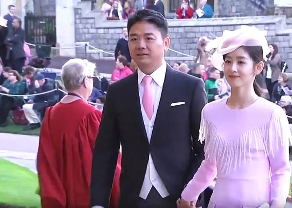지난달 영국 왕실 결혼식에 참석한 징둥 류창둥(왼쪽) 회장과 그의 아내.