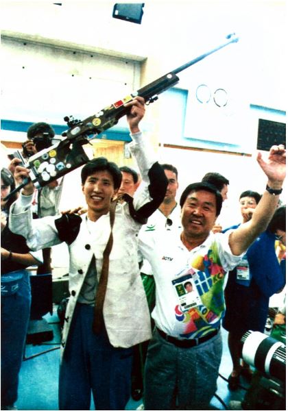1992년 바르셀로나올림픽에서 금메달이 환정된 순간 소총을 들고 환호하는 이은철 선수.서울신문 DB