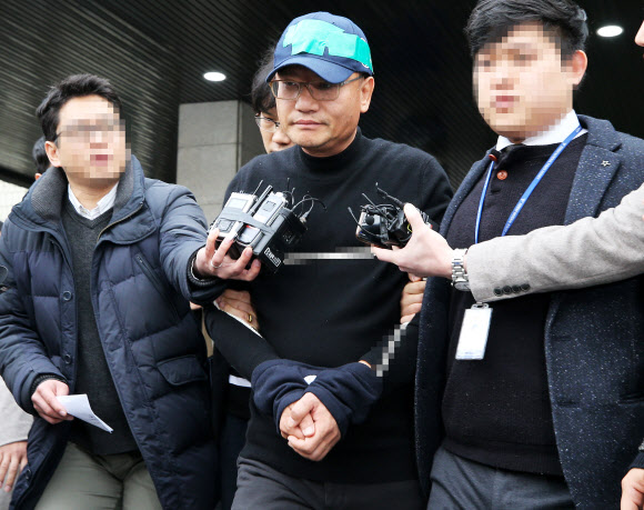 폭행과 엽기행각으로 물의를 빚어 구속돼 경찰 조사를 받아온 양진호 한국미래기술 회장이 16일 오전 검찰에 송치되기 위해 경기도 수원시 영통구 수원남부경찰서에서 나오고 있다. 2018.11.16  연합뉴스