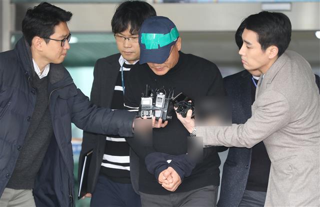 ‘엽기행각’ ‘직원폭행’ 등 사회적 공분을 일으킨 양진호 한국미래기술 회장이 16일 오전 경기도 수원시 영통구 수원남부경찰서에서 수원지방검찰청 성남지청으로 송치되고 있다. 2018.11.16 뉴스1