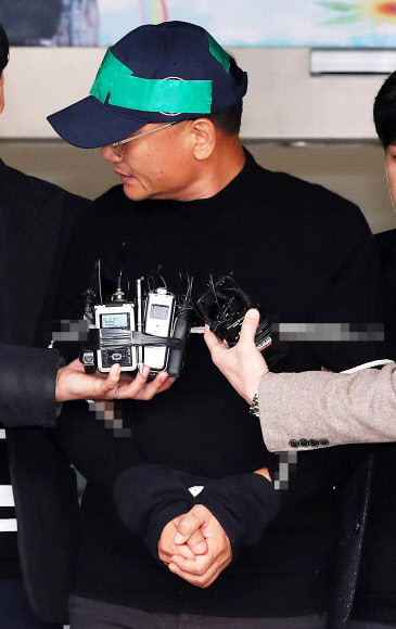 폭행과 엽기행각으로 물의를 빚어 구속돼 경찰 조사를 받아온 양진호 한국미래기술 회장이 16일 오전 검찰에 송치되기 위해 경기도 수원시 영통구 수원남부경찰서에서 나오며 취재진 질문에 고개를 돌리고 있다. 2018.11.16  연합뉴스