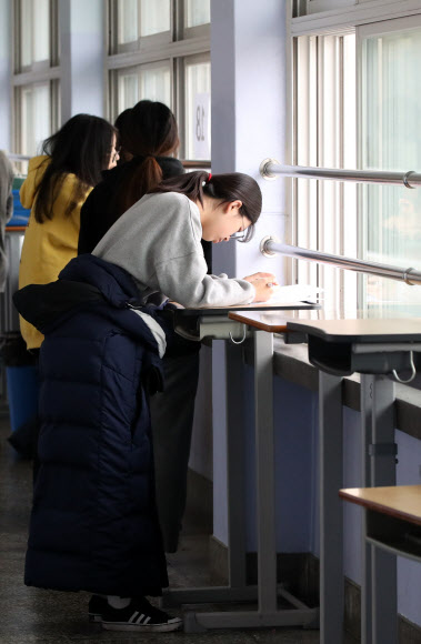 16일 오전 서울 성동구 무학여고에서 한 수험생이 전날 치른 대입수학능력시험 가채점을 하고 있다. 2018.11.16  연합뉴스