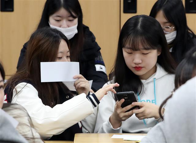 16일 오전 서울 성동구 무학여고에서 3학년 수험생들이 2019학년도 대학수학능력시험 정답지를 확인하며 가채점표를 작성하고 있다. 2018.11.16 뉴스1
