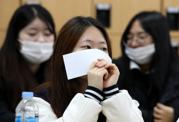 16일 오전 서울 성동구 무학여고에서 한 수험생이 2019학년도 대학수학능력시험 가채점을 한 뒤 잠시 생각에 잠겨 있다. 2018.11.16  연합뉴스