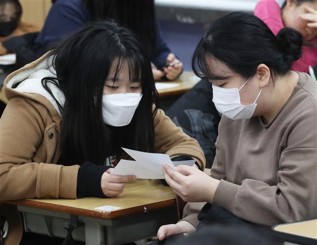16일 오전 서울 성동구 무학여고에서 3학년 수험생들이 2019학년도 대학수학능력시험 정답지를 확인하며 가채점표를 작성하고 있다. 2018.11.16 뉴스1