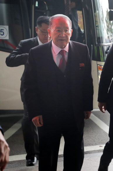 리종혁 조선아시아태평양 평화위원회 부위원장이 16일 오전 경기도 고양시 호수공원을 둘러본 뒤 숙소로 이동하고 있다. 2018.11.16  연합뉴스