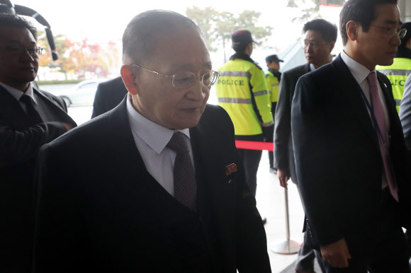 리종혁 조선아시아태평양 평화위원회 부위원장이 16일 오전 경기도 고양시 호수공원을 둘러본 뒤 숙소로 이동하고 있다. 2018.11.16  연합뉴스