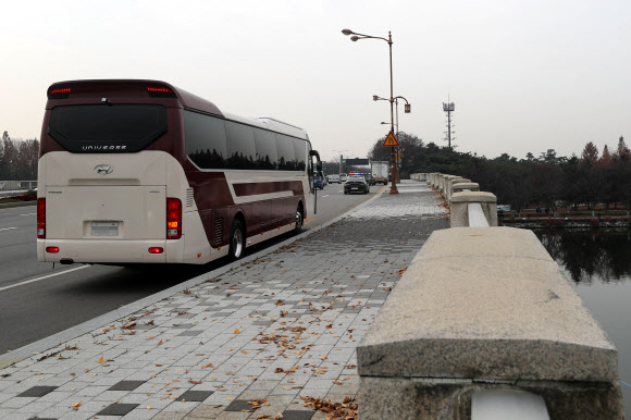리종혁 조선아시아태평양 평화위원회 부위원장이 탄 버스가 16일 오전 경기도 고양시 호수공원 근처에 정차하고 있다. 리 부위원장은 하차하지 않고 버스 안에서 공원 전경을 둘러봤다. 2018.11.16  연합뉴스