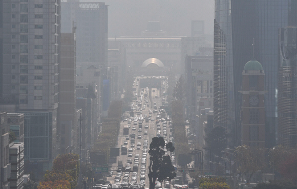 초미세먼지 농도가 ‘나쁨’ 수준을 보인 16일 서울 서초구 도심하늘에 미세먼지가 가득하다. 2018.11.16  박지환기자 popocar@seoul.co.kr