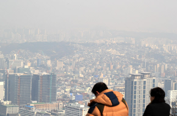 초미세먼지 농도가 ‘나쁨’ 수준을 보인 16일 오전 남산 N서울타워 앞에서 관광객들이 뿌옇게 변한 도심을 바라보고 있다. 2018.11.16  연합뉴스