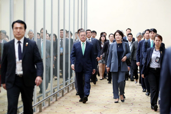 아세안 관련 정상회의 일정을 소화한 문재인 대통령과 부인 김정숙 여사가 16일 오전 싱가포르 창이공항에 도착, 파푸아뉴기니에서 열리는 아시아태평양경제협력체(APEC) 회의에 참석하기 위해 전용기로 향하고 있다. 2018.11.16  연합뉴스