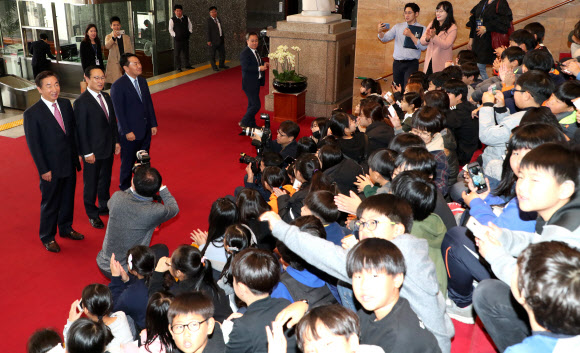 16일 오후 국회를 방문한 전북 군산 회현초등학교 학생들에게 모교이자 선배인 바른미래당 김관영 원내대표가 학생들과 대화를 나누던 중 때마침 만난 더불어민주당 홍영표, 자유한국당 김성태 원내대표를 소개하고 있다. 2018.11.16  연합뉴스