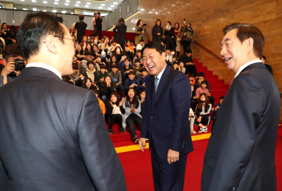 16일 오후 국회를 방문한 전북 군산 회현초등학교 학생들과 모교이자 선배인 바른미래당 김관영 원내대표(가운데)가 대화를 나누던 중 때마침 만난 더불어민주당 홍영표, 자유한국당 김성태 원내대표를 소개하고 있다. 2018.11.16  연합뉴스