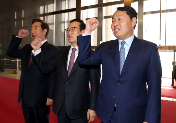 16일 오후 국회를 방문한 전북 군산 회현초등학교 학생들과 모교이자 선배인 바른미래당 김관영 원내대표(오른쪽)가 대화를 나누던 중 때마침 만난 더불어민주당 홍영표, 자유한국당 김성태 원내대표와 파이팅 하고 있다. 2018.11.16  연합뉴스