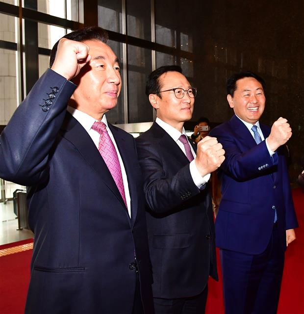 김성태 자유한국당, 홍영표 더불어민주당, 김관영 바른미래당 원내대표가 16일 오후 국회를 방문한 전북 군산 회현초등학교 학생들 앞에서 파이팅을 외치고 있다. 2018.11.16 뉴스1