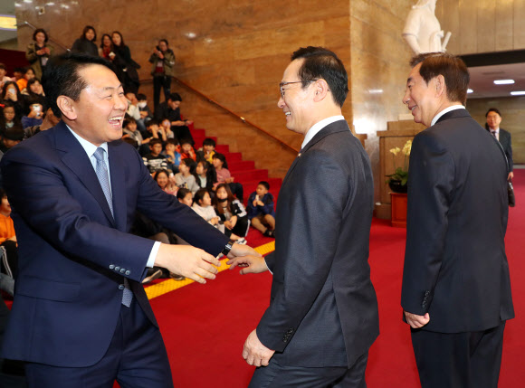 16일 오후 국회를 방문한 전북 군산 회현초등학교 학생들과 모교이자 선배인 바른미래당 김관영 원내대표(왼쪽)가 대화를 나누던 중 때마침 만난 더불어민주당 홍영표, 자유한국당 김성태 원내대표를 소개하고 있다. 2018.11.16  연합뉴스
