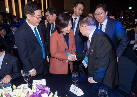 심상정 정의당 의원과 리종혁 조선아시아태평양평화위원회 부위원장이 16일 오후 경기도 고양 엠블호텔에서 열리는 2018아시아태평양평화-번영을 위한 국제대회에 참석해 악수를 하고 있다. 맨 왼쪽은 이재명 경기도지사. 20181116  고양=사진공동취재단